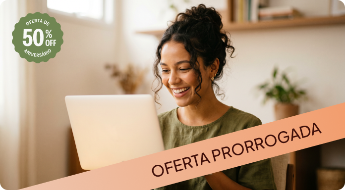 Mulher usando notebook em sua casa