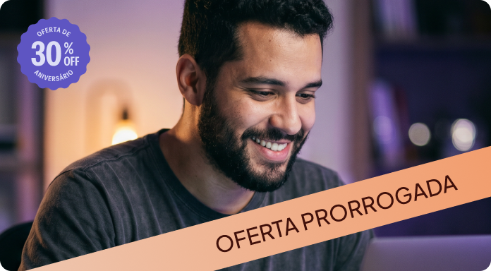 Homem usando notebook em sua casa