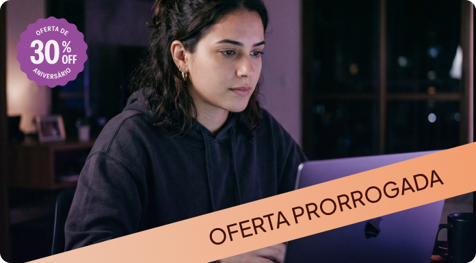 Mulher usando notebook em sua casa