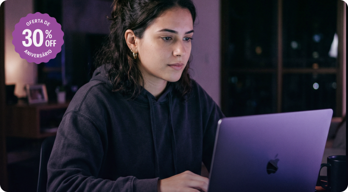 Mulher usando o computador no conforto de sua casa