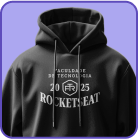 Moletom preto centralizado em um fundo roxo, estampado com o logo Faculdate de Tecnologia Rocketseat 2025 centralizado no meio
