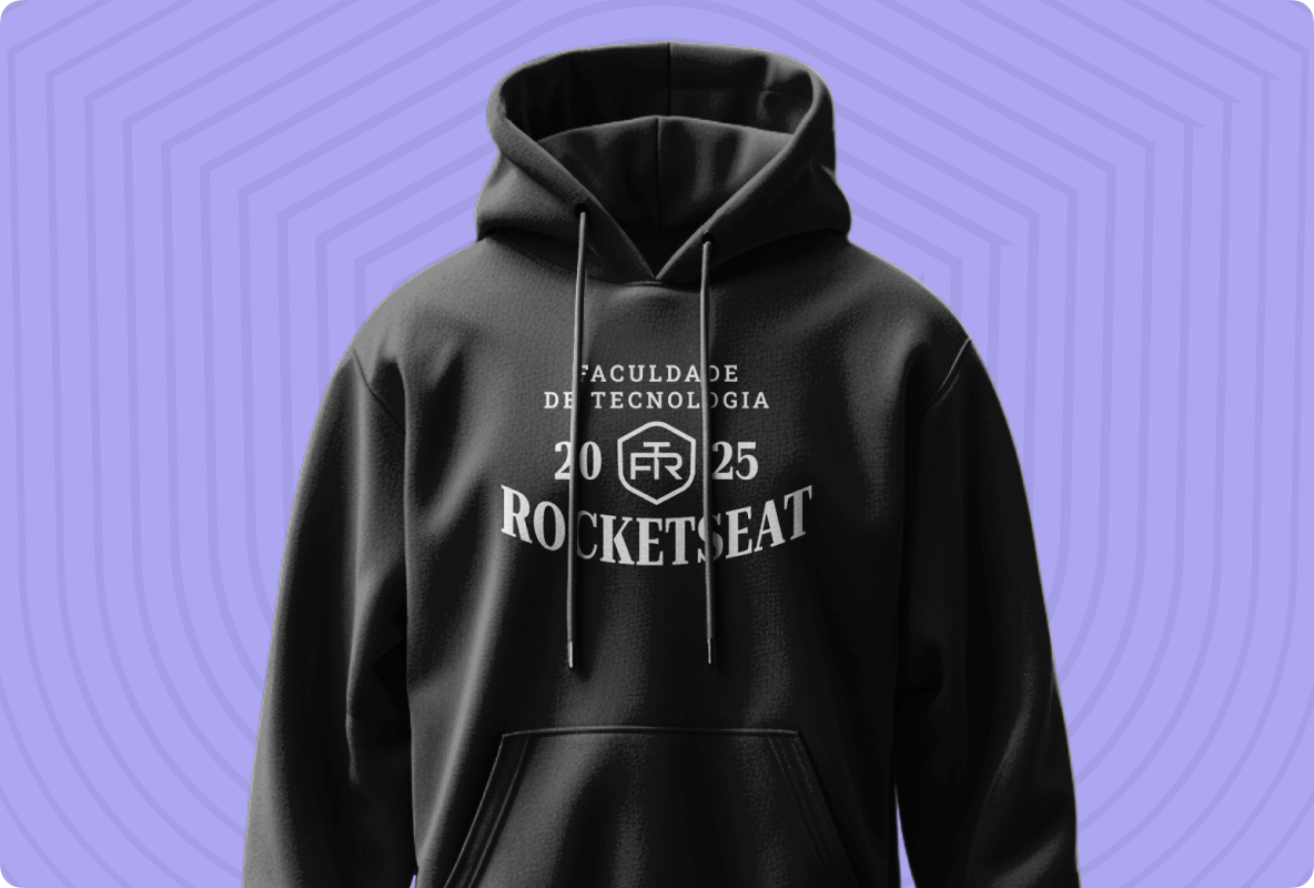Moletom preto centralizado em um fundo roxo, estampado com o logo Faculdate de Tecnologia Rocketseat 2025 centralizado no meio